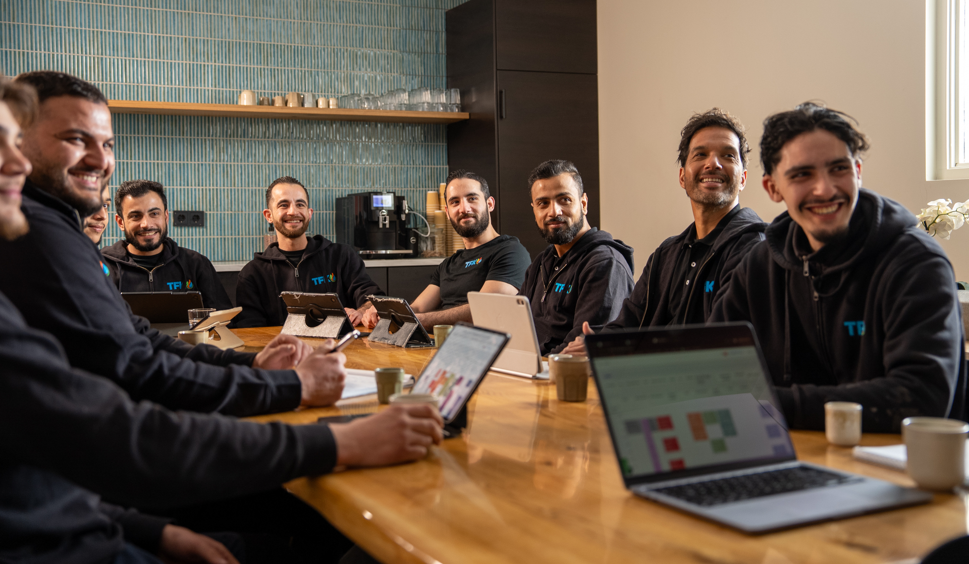 TFK Installatieservice team in overleg tijdens een bijeenkomst