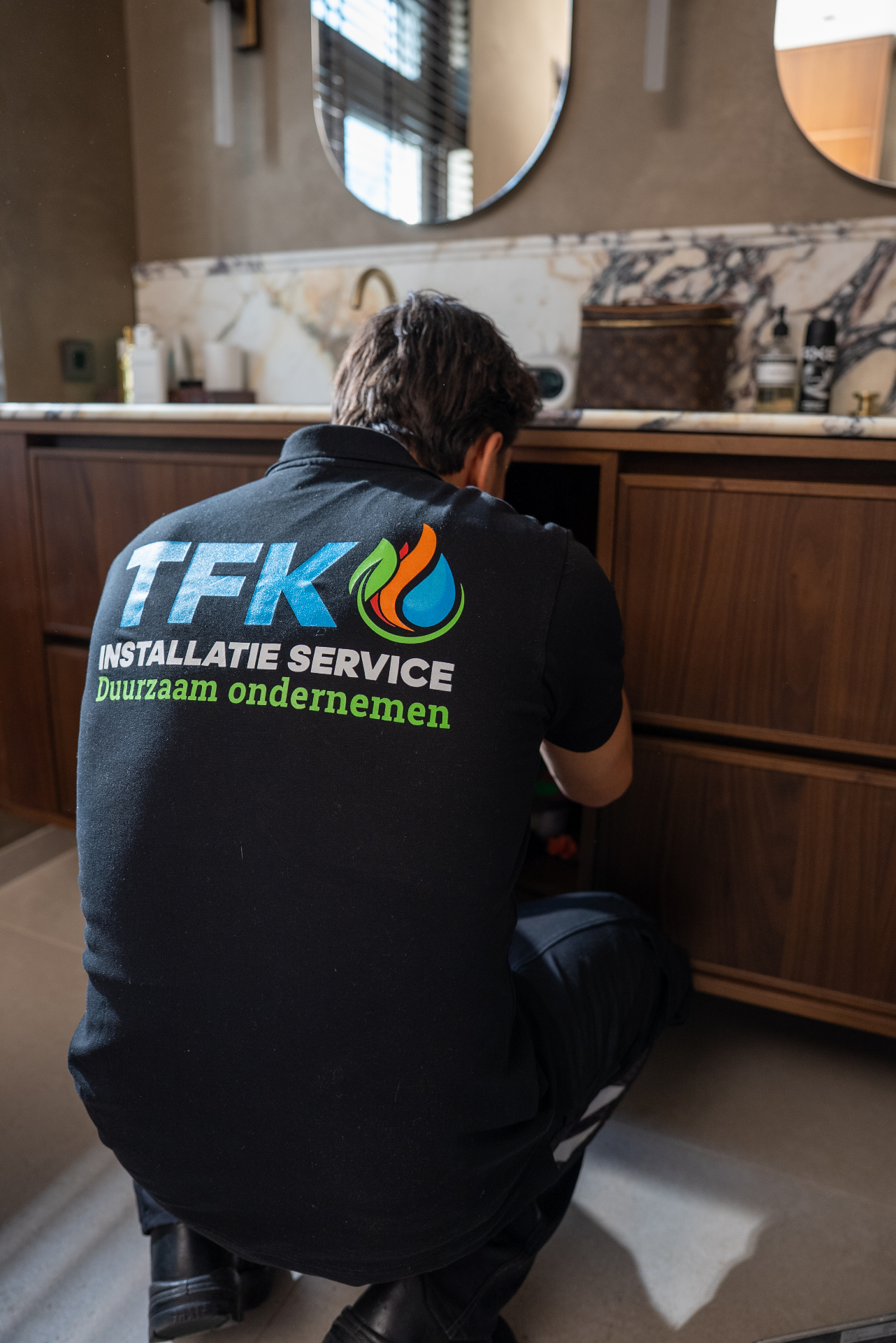 Professionele TFK Installatieservice monteur aan het werk